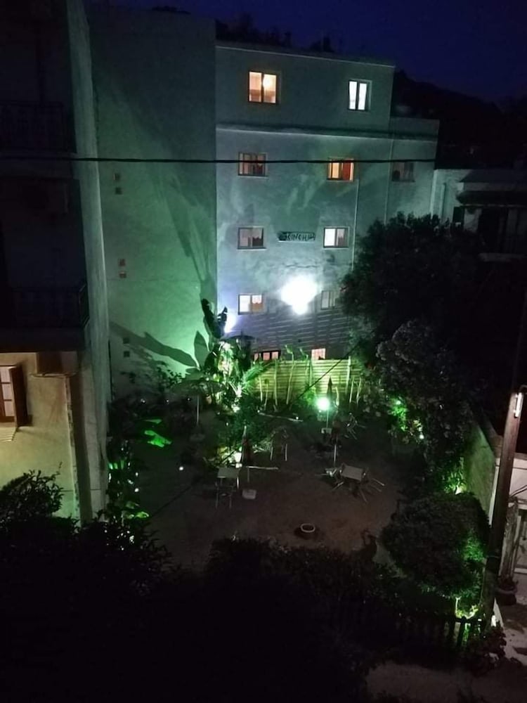 Anthemis Hotel 8/40
