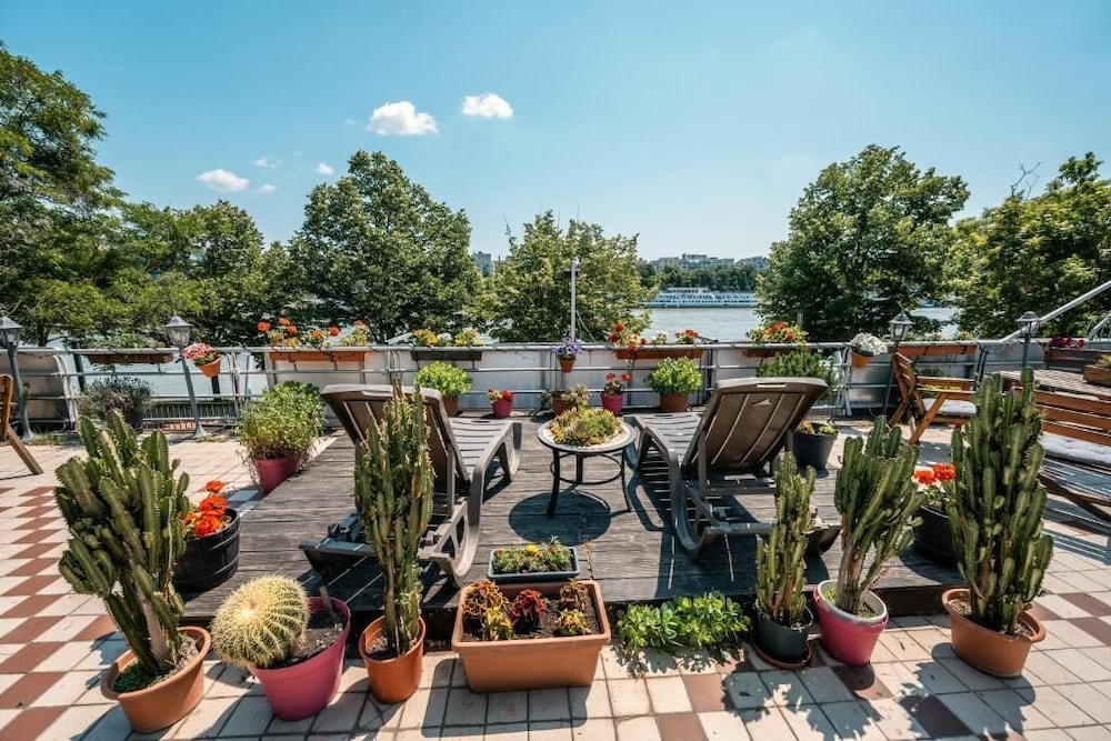 Island Hostel - Adults only 39/49