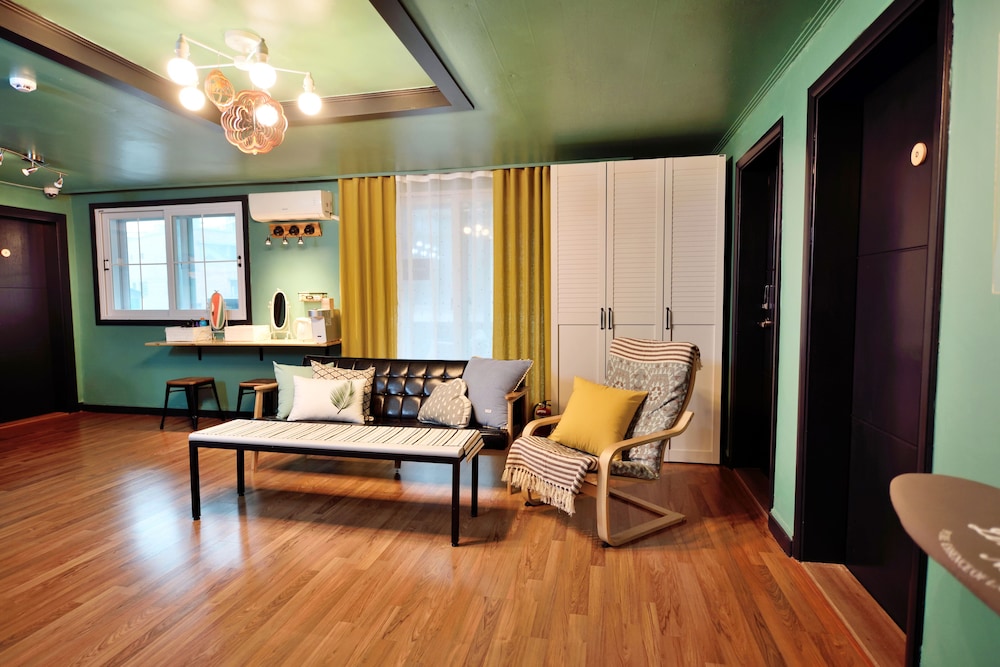 The One Hostel 40/50