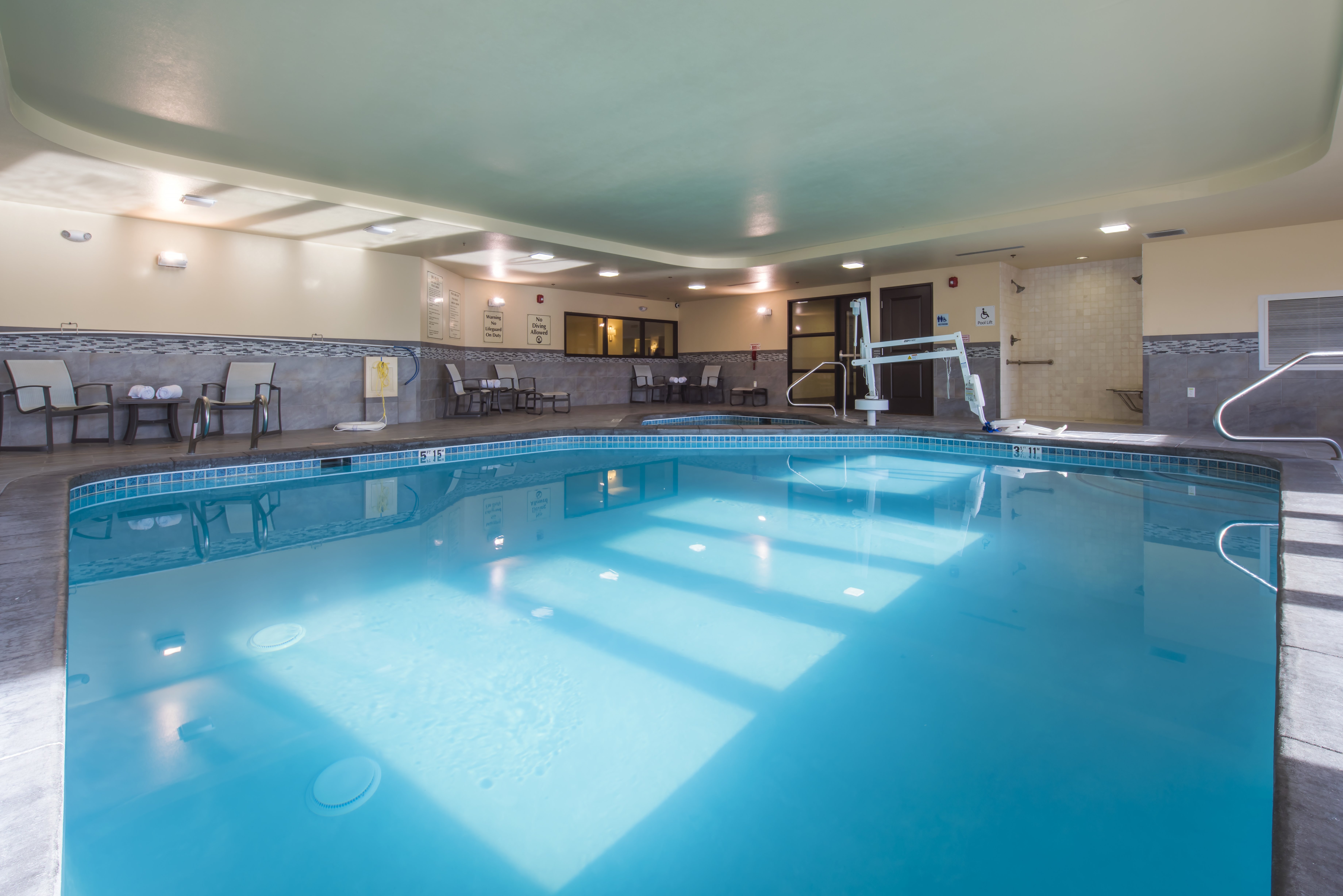Holiday Inn Express Suites Colorado Springs Central 44/80