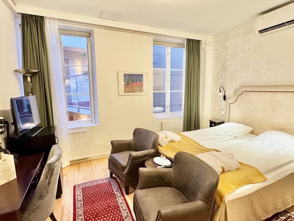 Economy, Twin Beds, King Bed