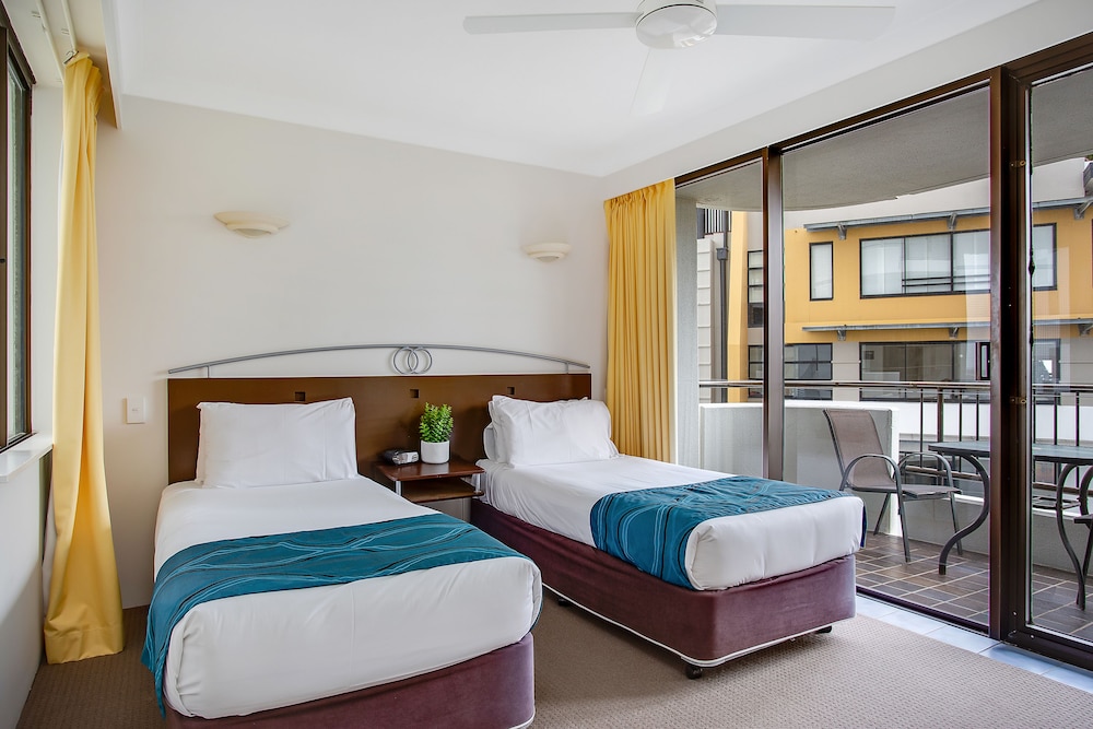 Pacific Resort Broadbeach 23/77