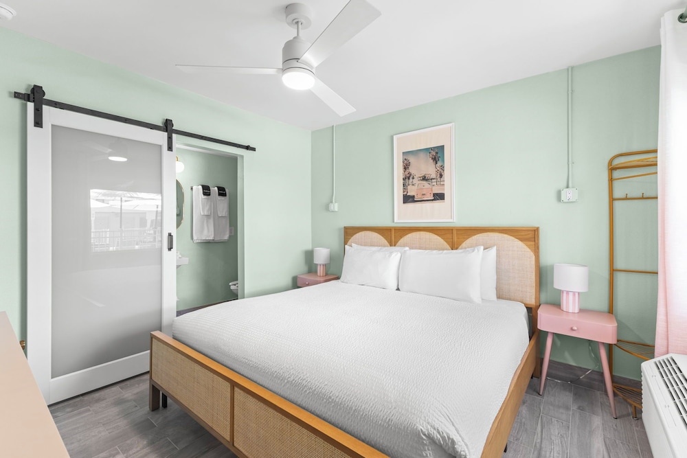 Petite, Queen Bed, South Wing