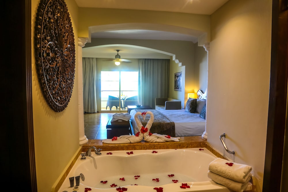 Interior, Colonial, Junior Suite, Ocean Front, Outdoor Jetted Tub، Majestic Colonial Punta Cana - All Inclusive 6/6