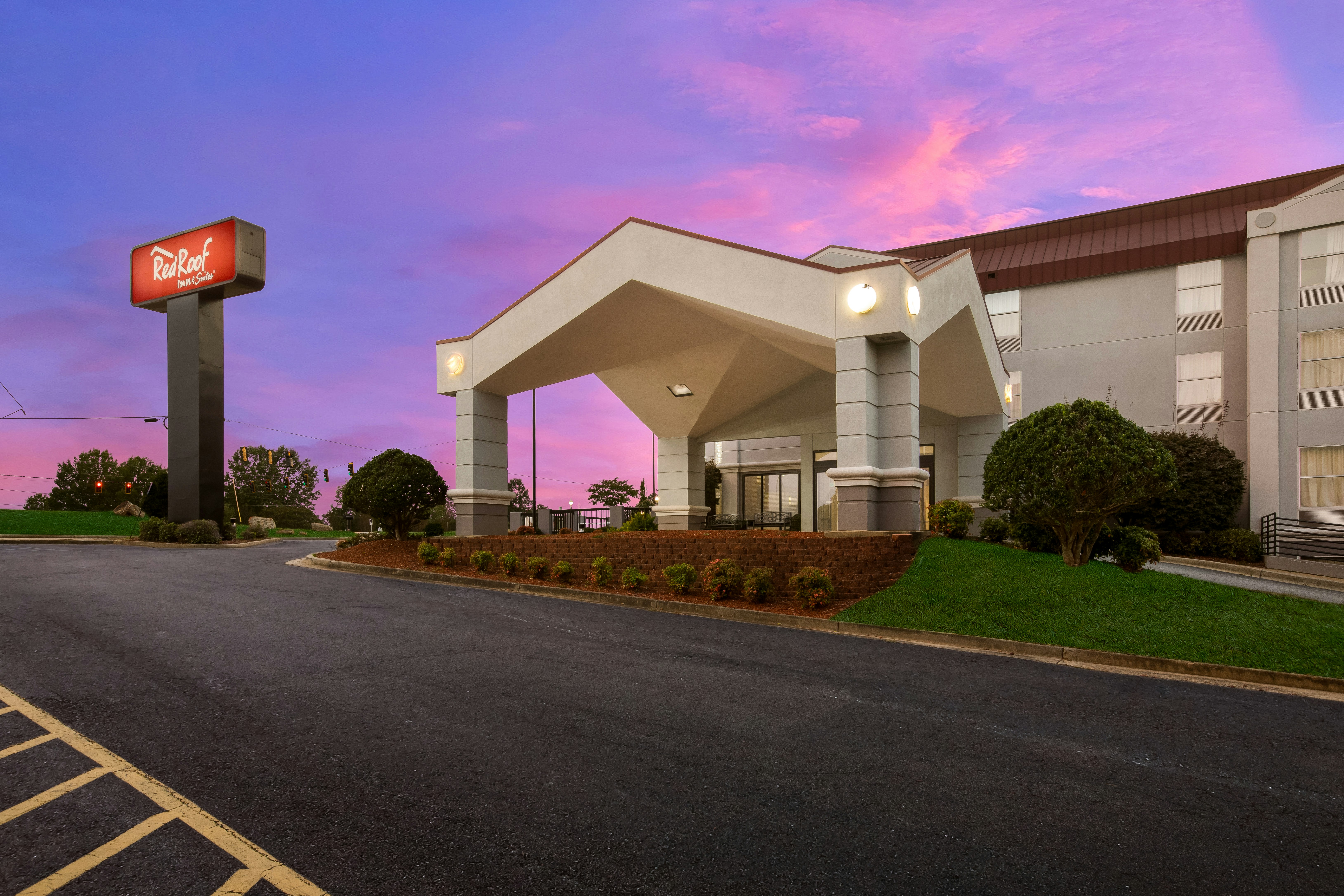 Red Roof Inn & Suites Newnan 32/35