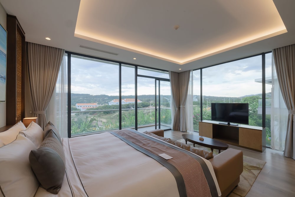 2 Bedrooms, Garden Pool, Villa, King and Twin Beds