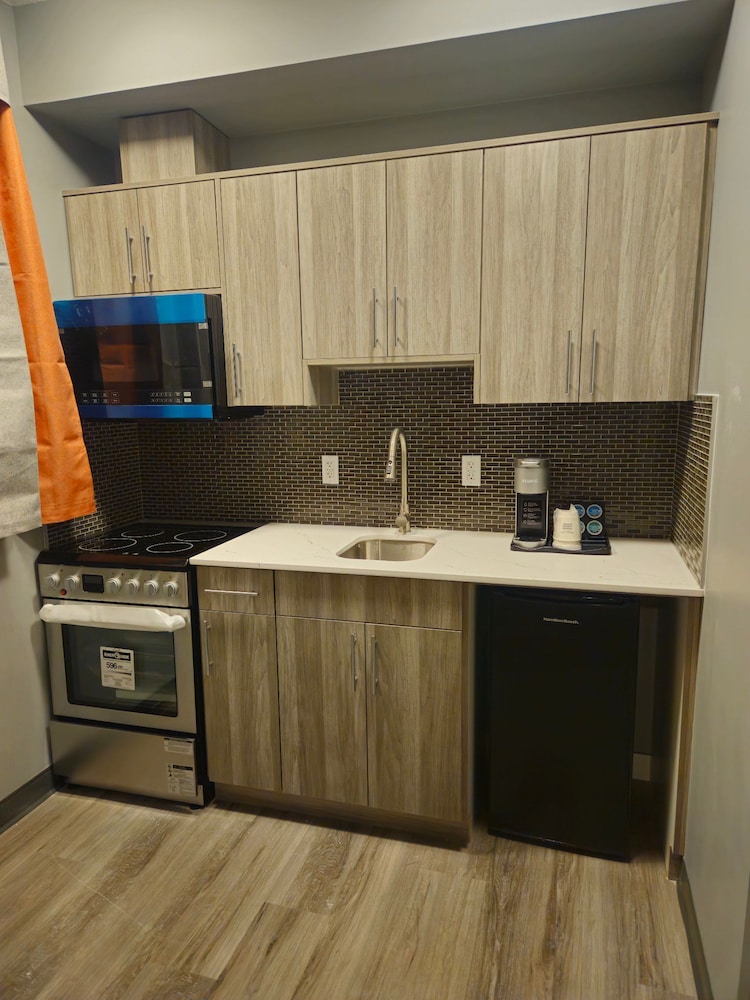 Ramada by Wyndham West Edmonton Hotel & Suites 8/45