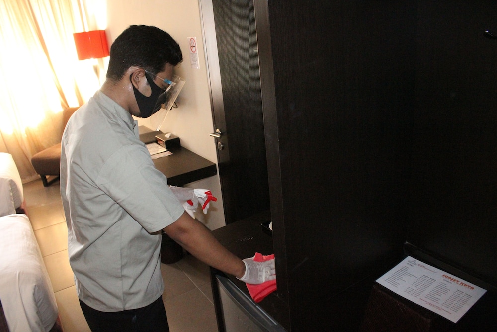 100 Sunset Hotel Kuta 9/66