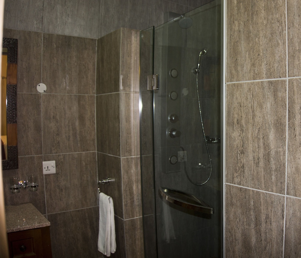Tropical Enclave Hotel 60/60