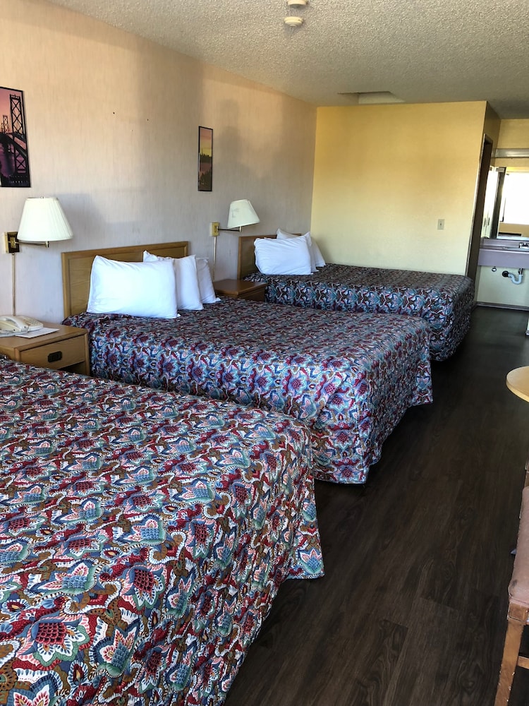 Sumner Motor Inn 16/55