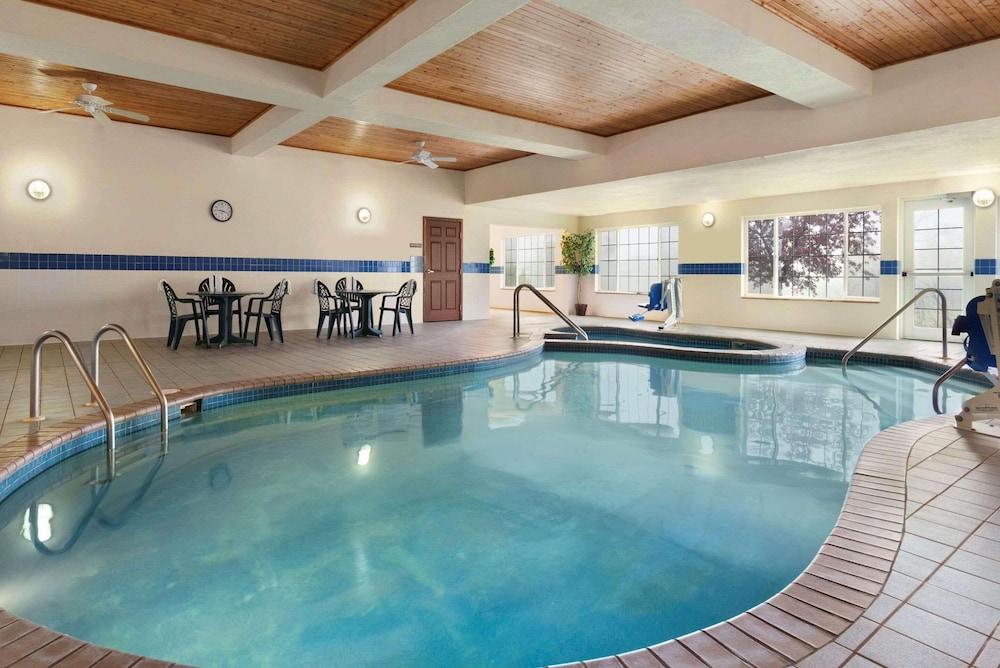 Country Inn Suites By Radisson West Bend Wi 31/58