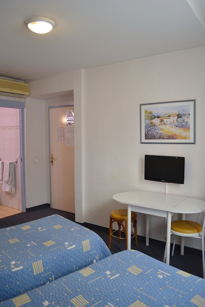 Modern Hotel 11/36