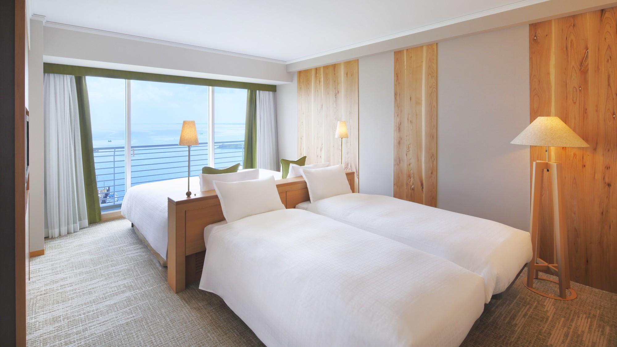 Twin Beds, Lake View, Superior Floor