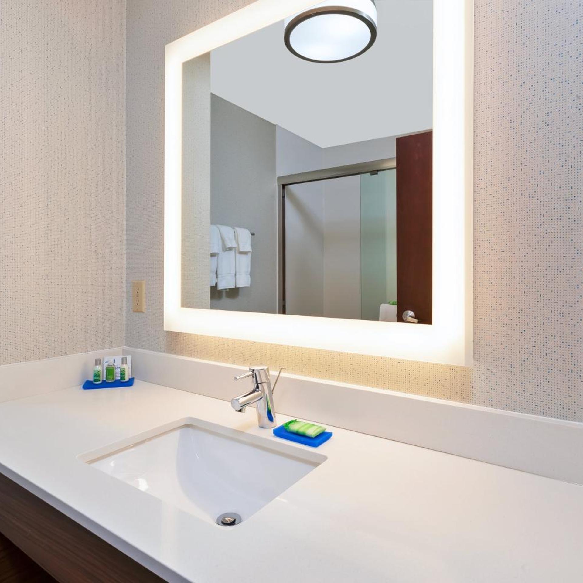 غرفة بسريرين مزدوجين لذوي الإعاقة، Holiday Inn Express Hotel & Suites Cleveland-Richfield 3/3