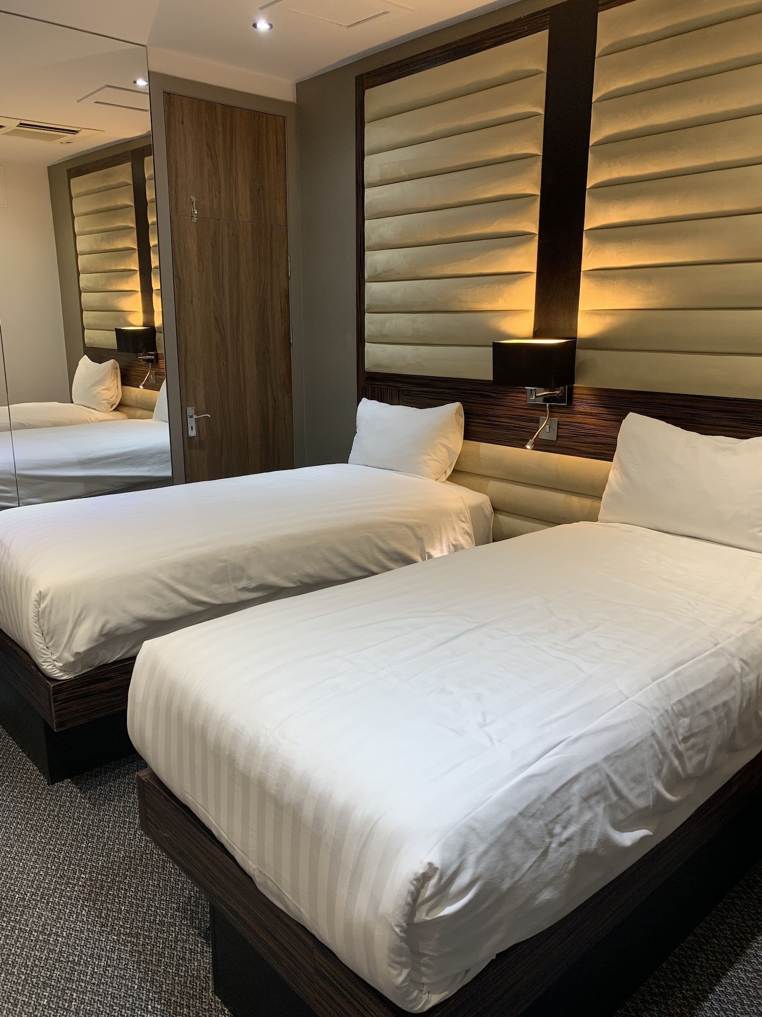 ROOM, TWIN BEDS, NO WINDOW