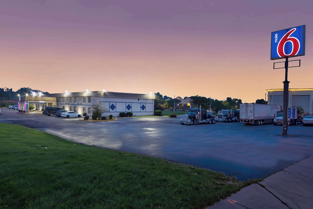 Motel6 Springfield, OH 55/60