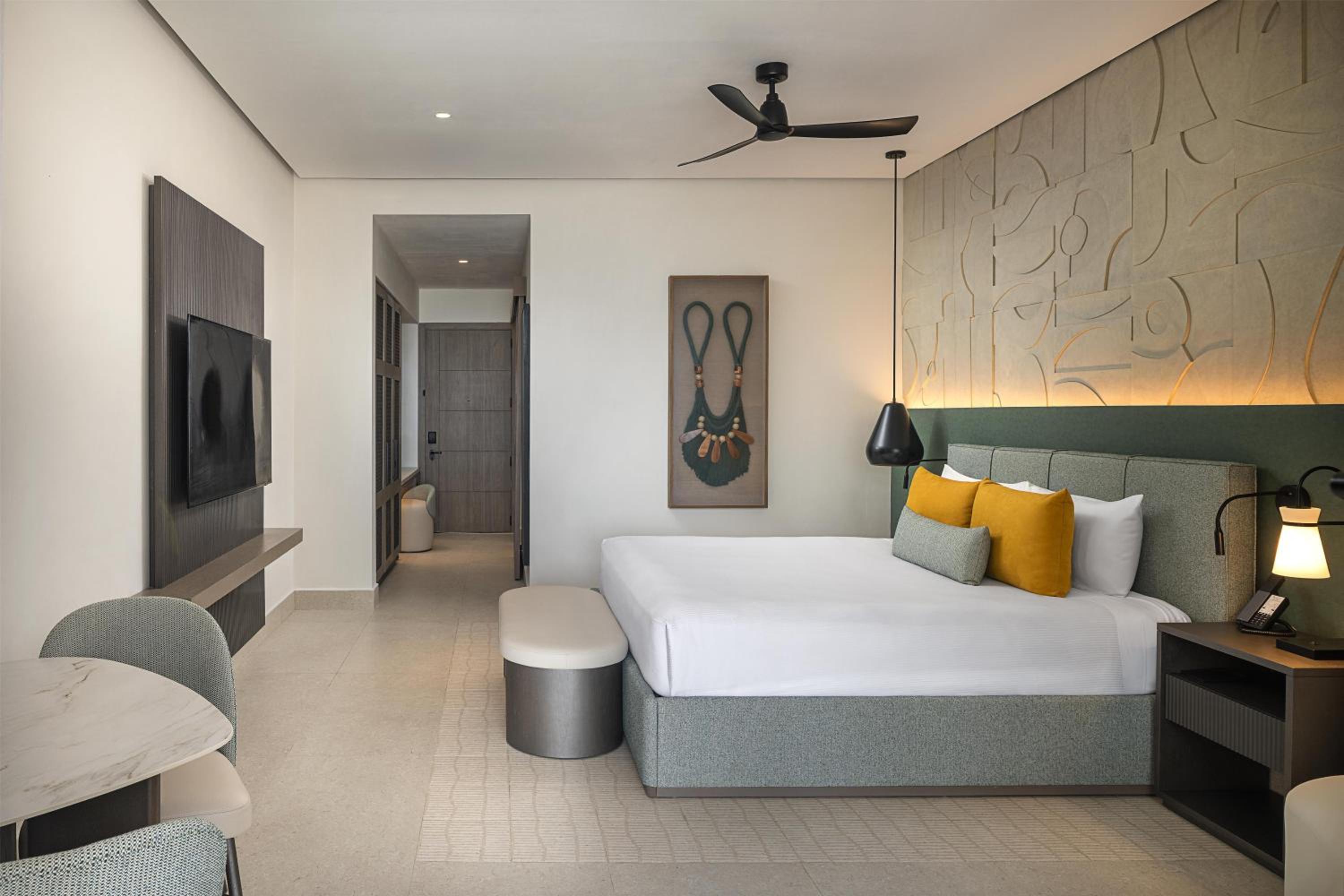 Room, King Bed, Partial Beach View, Plunge Pool