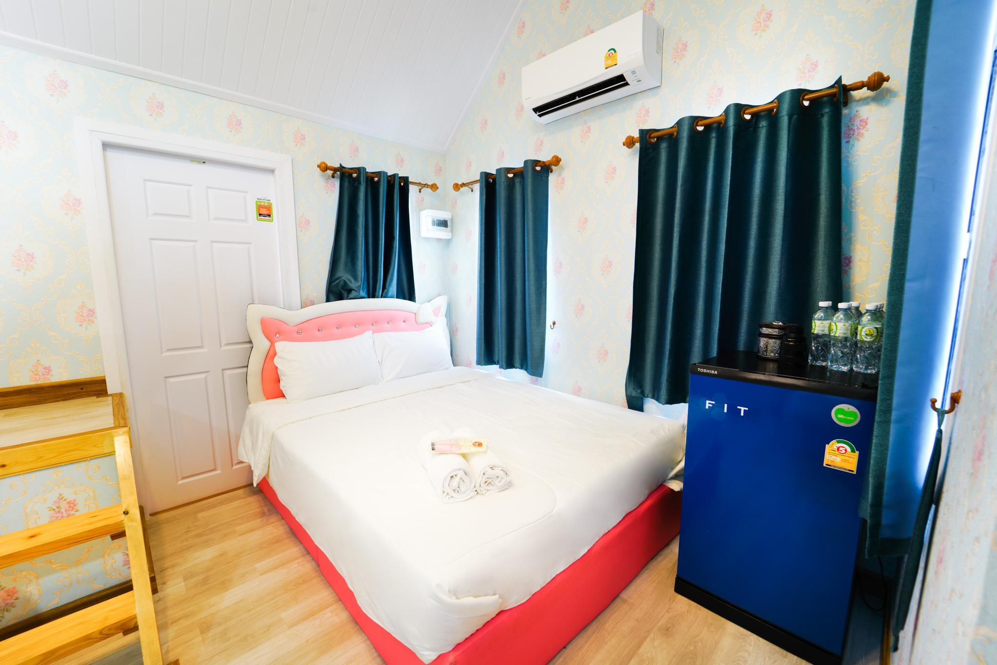 Deluxe, 2 Futon Beds, 2 Queen Beds, Pool Side