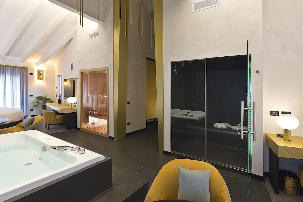 Vip's Motel Luxury Accommodation & Spa 68/72