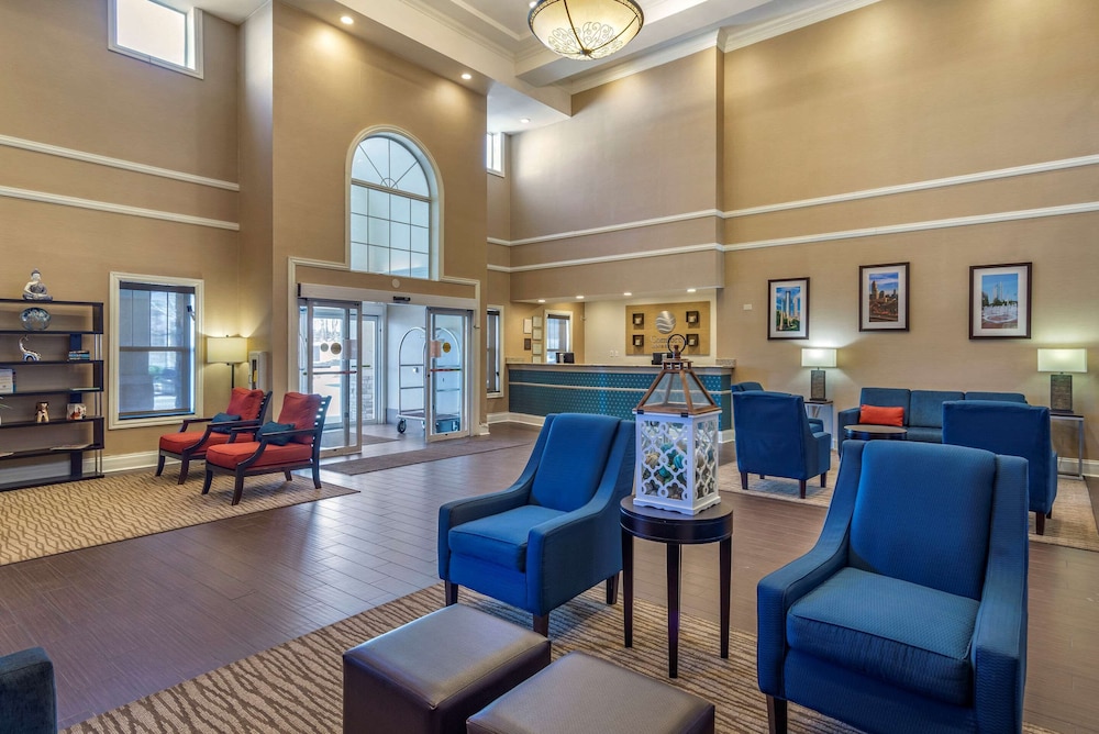 Comfort Inn & Suites Near Six Flags GA 28/38