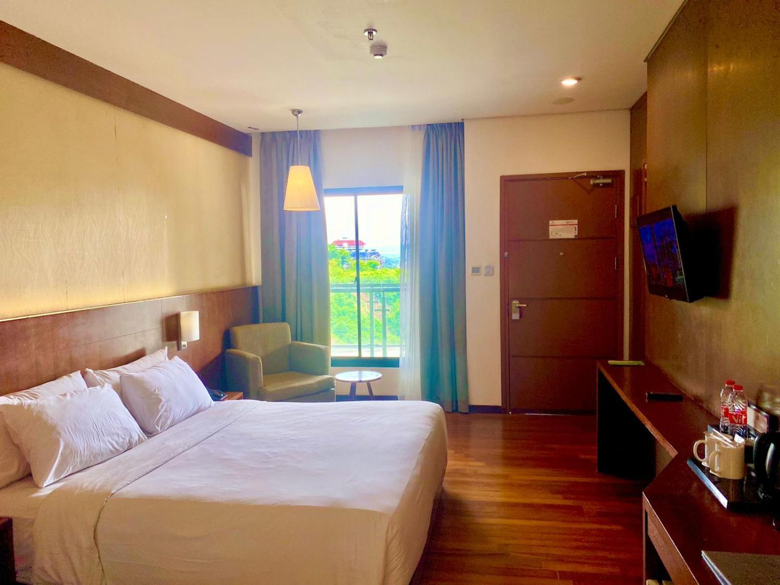 DELUXE, KING BED, NO BALCONY