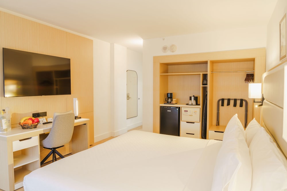 PREMIUM, KING BED, PARTIAL OCEAN VIEW
