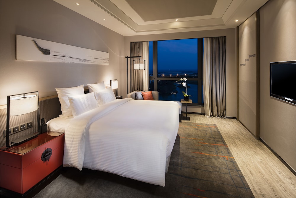 Ambassador, Suite, King Bed, Club Lounge Access