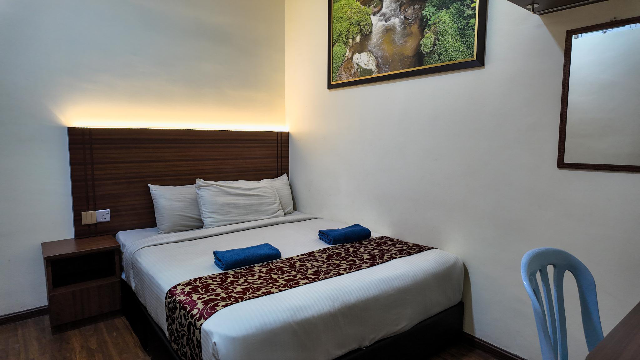 Standard, Queen Bed, No Window, Highlanders Hotel 2/2