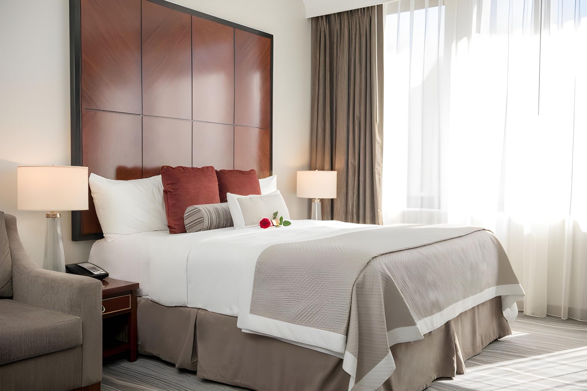 DELUXE, KING BED