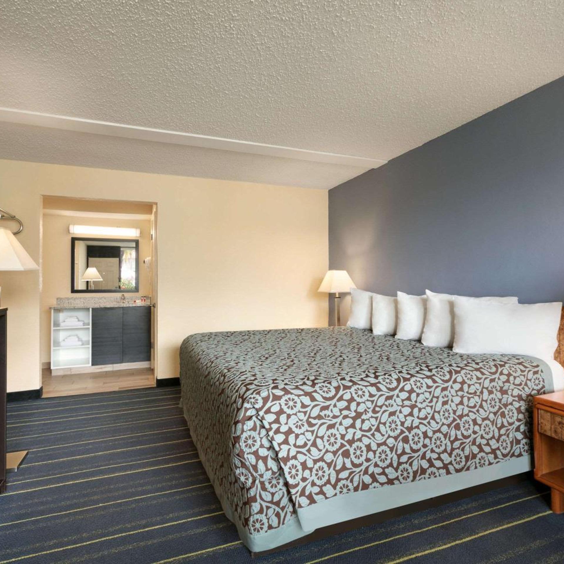 Studio, King Bed, Pool Side