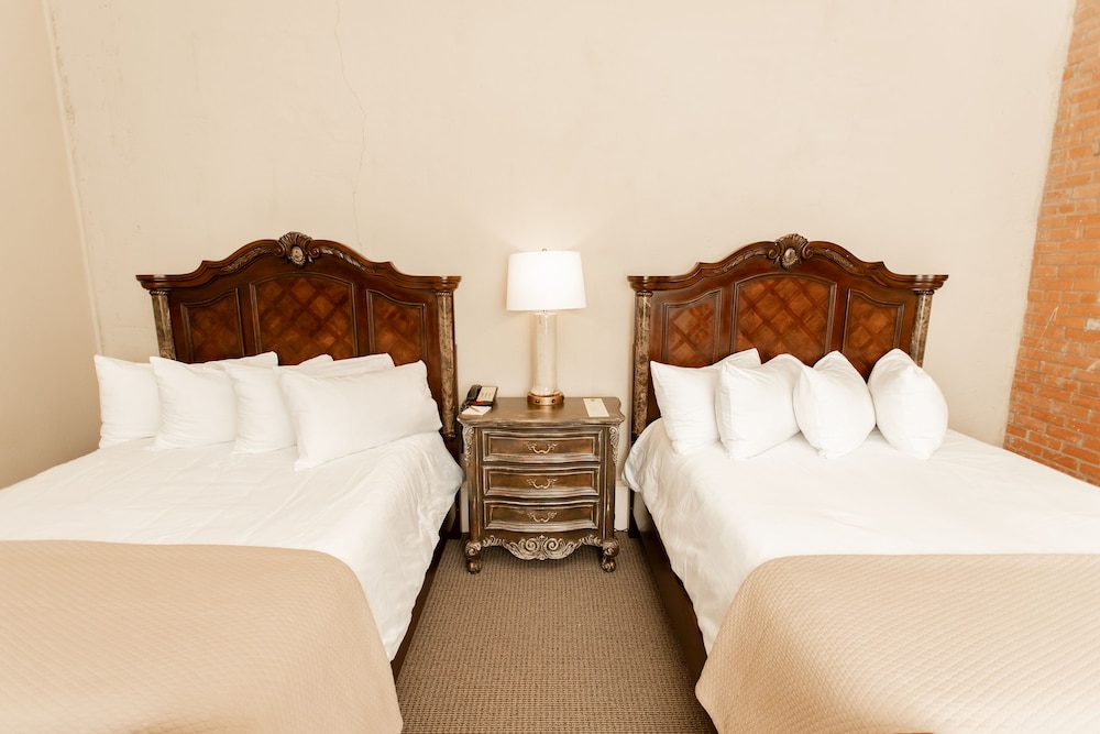 The Grand Hotel 12/48