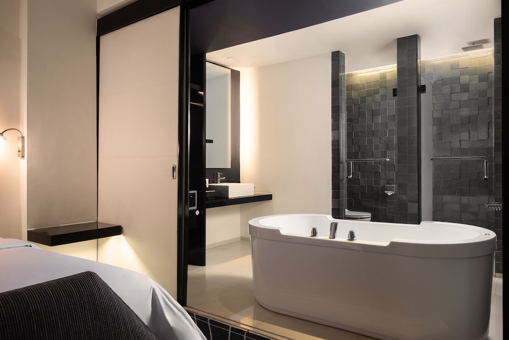 ARTOTEL TS Suites Surabaya 31/34