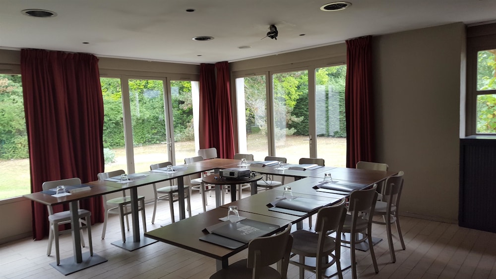 KYRIAD CHANTILLY 48/65