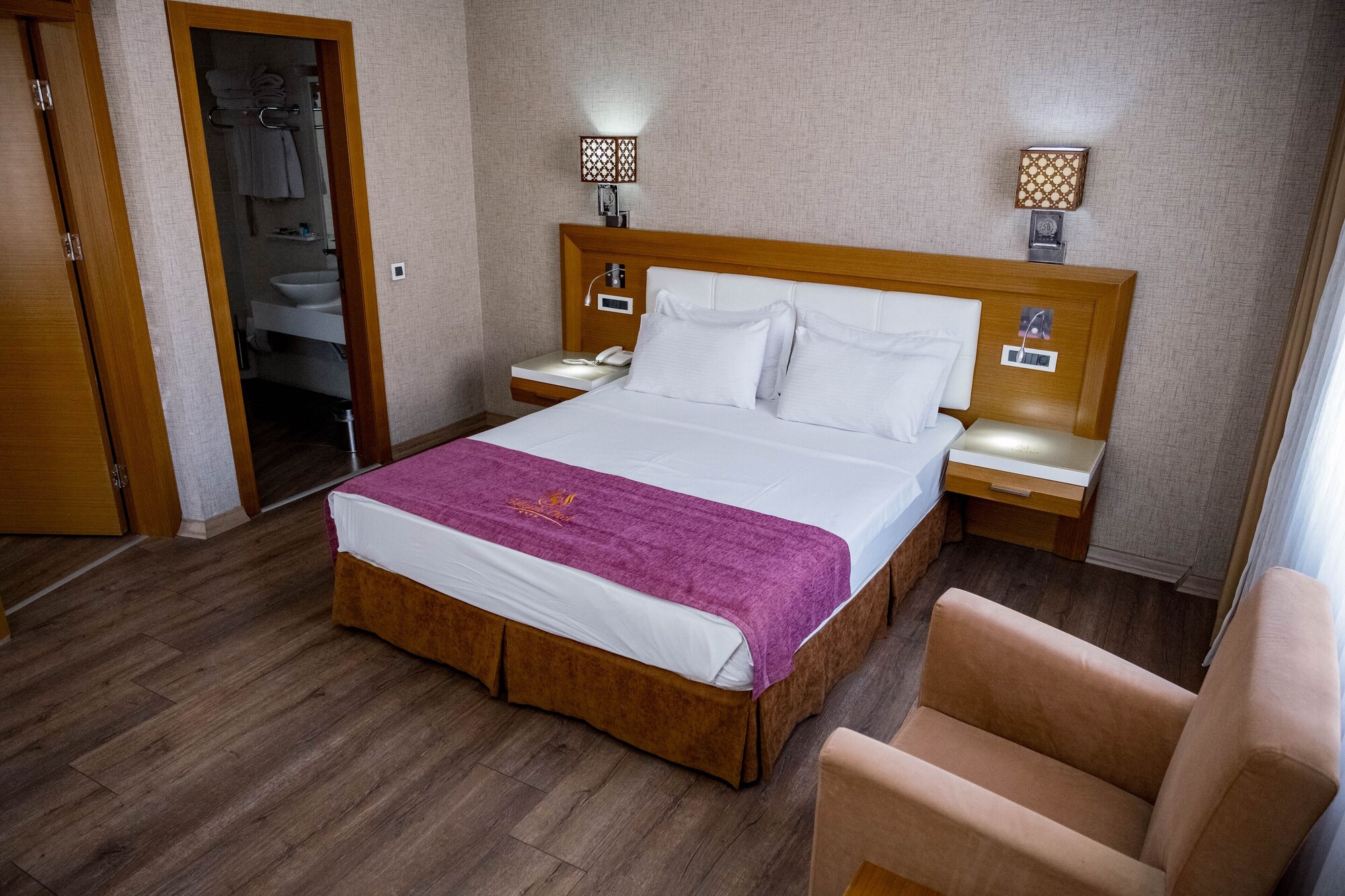 Deluxe, Queen Bed