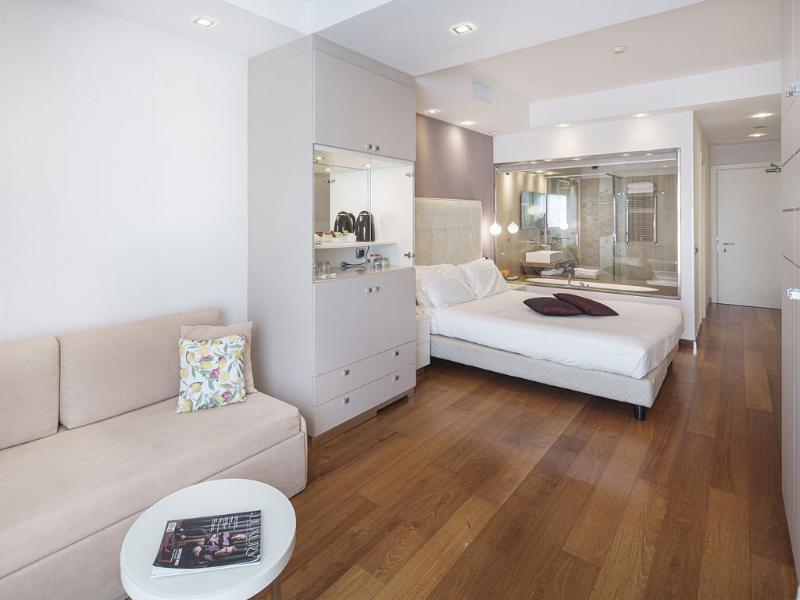 Junior Suite, Triple, Lateral Side Sea View