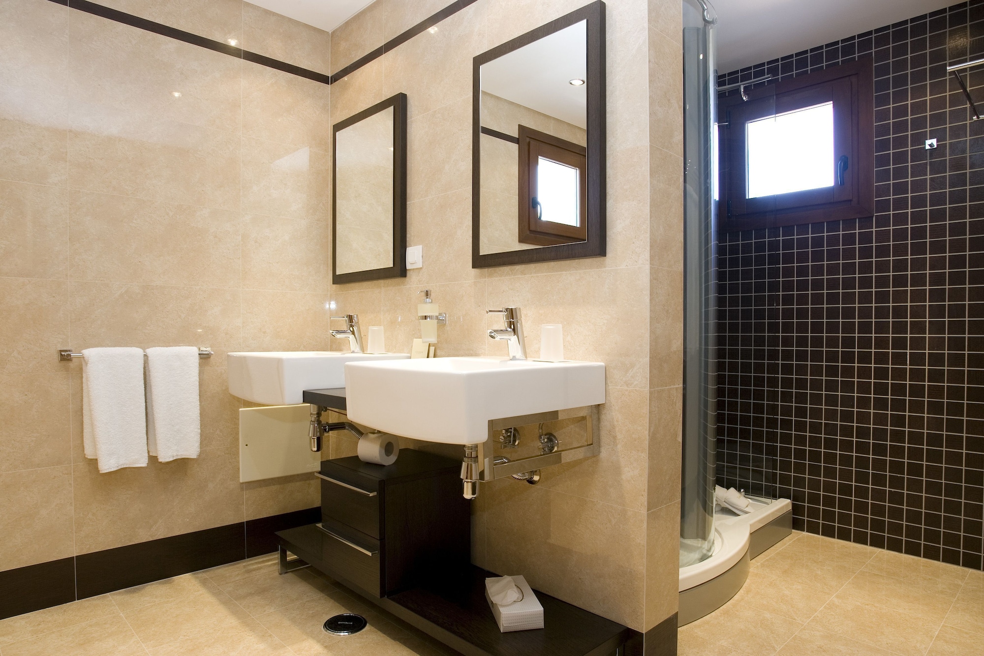 شقة بسريرين مزدوجين بإطلالة على المسبح بغرفتي نوم مع أريكة، Cascade Wellness Resort 6/8