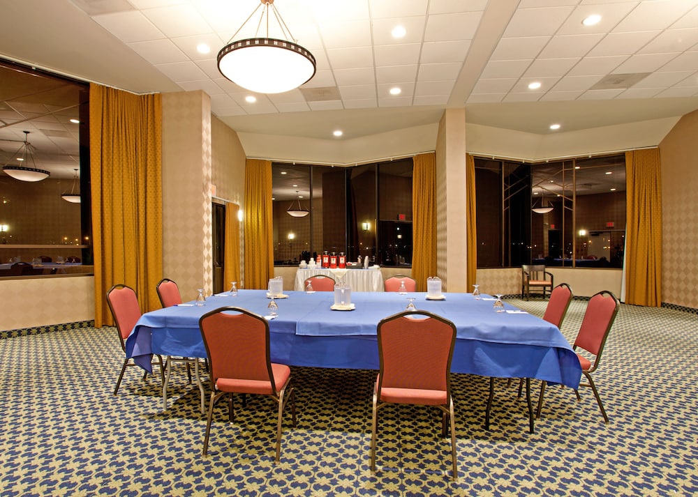 Holiday Inn Express Hotel Suites Ventura Harbor 55/69