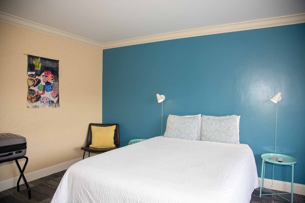 ROOM, QUEEN BED