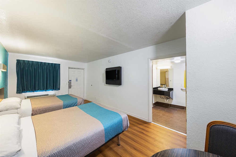 Motel6 Grand Prairie, TX - Interstate 30 28/51