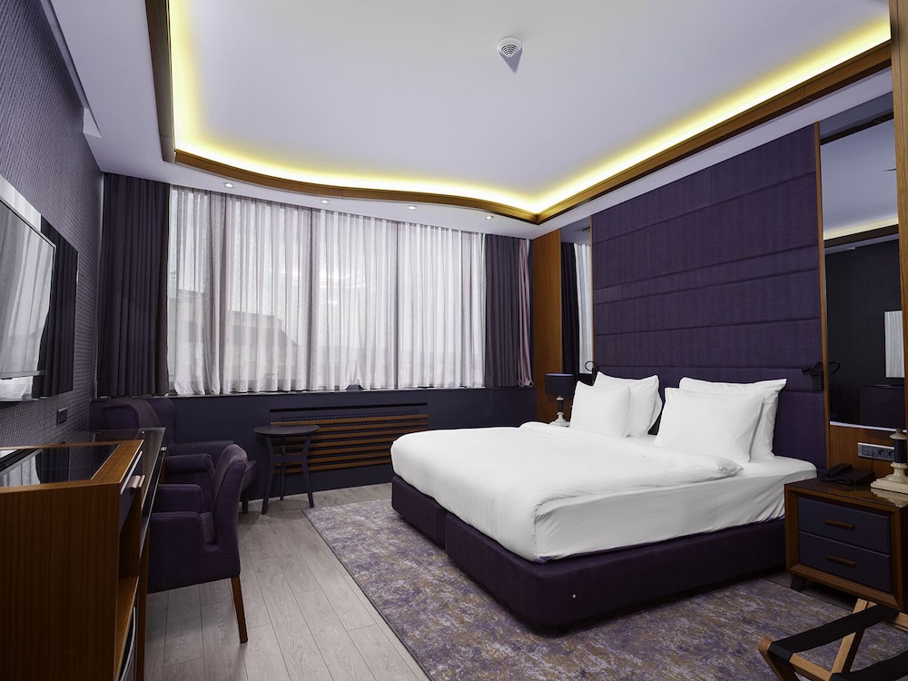 Superior, King Bed, Square View