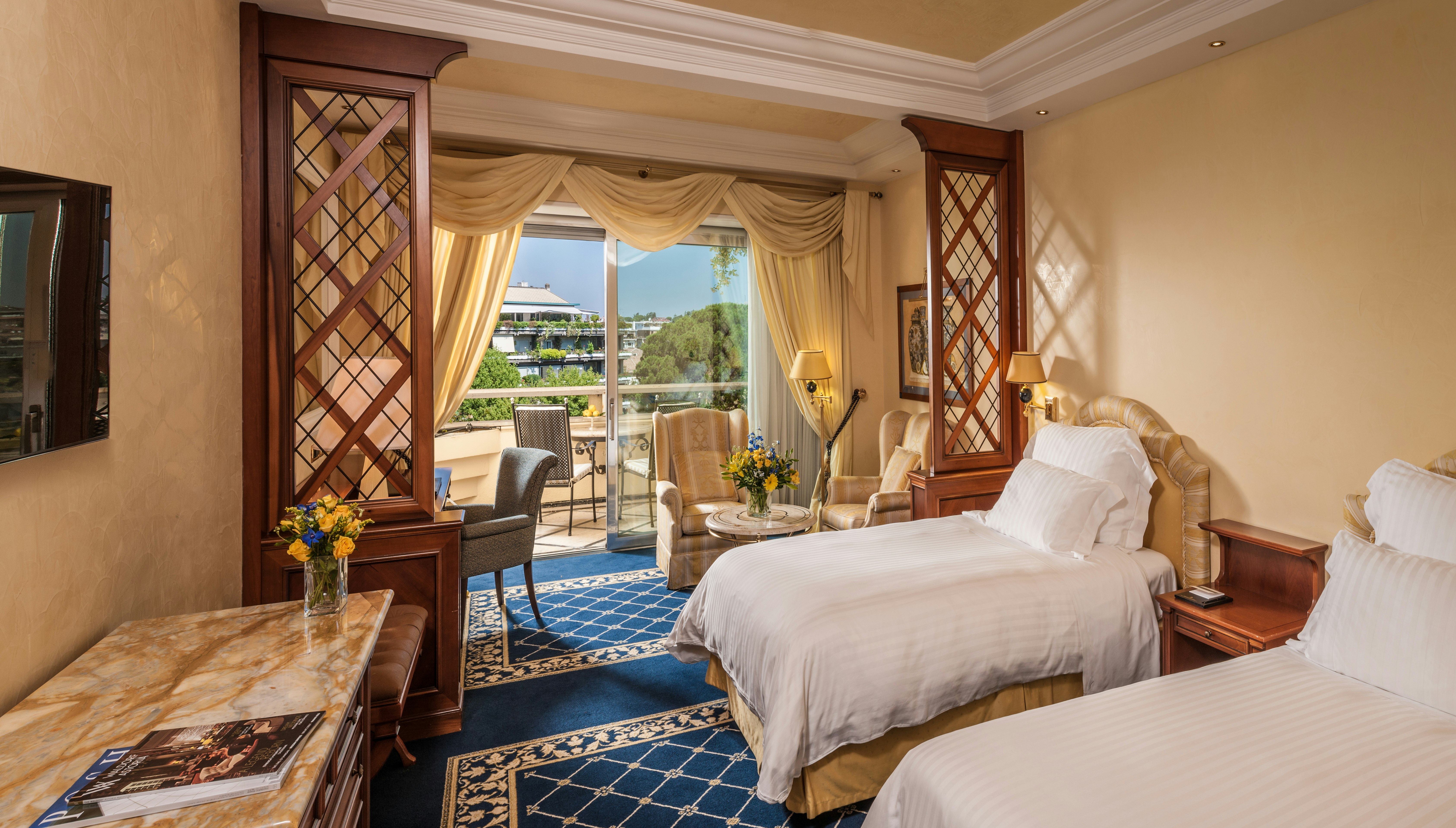 DELUXE, TWIN BEDS