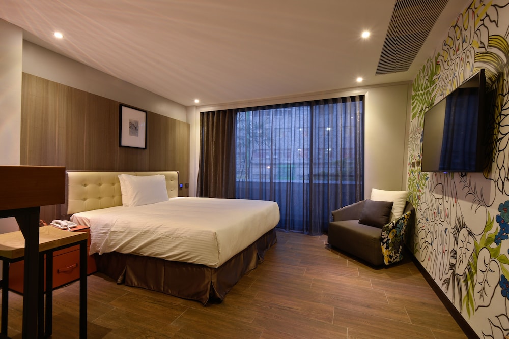 3 Door Hotel 32/76