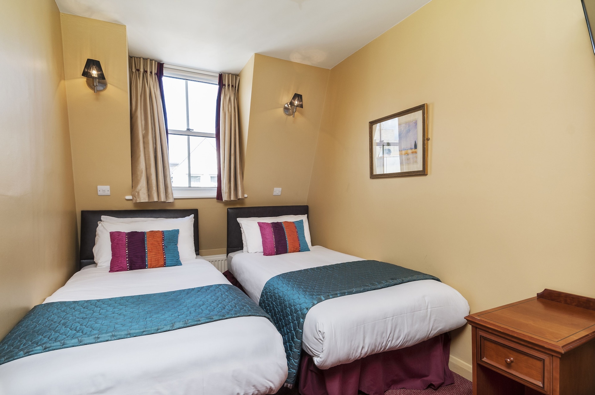 ROOM, TWIN BEDS