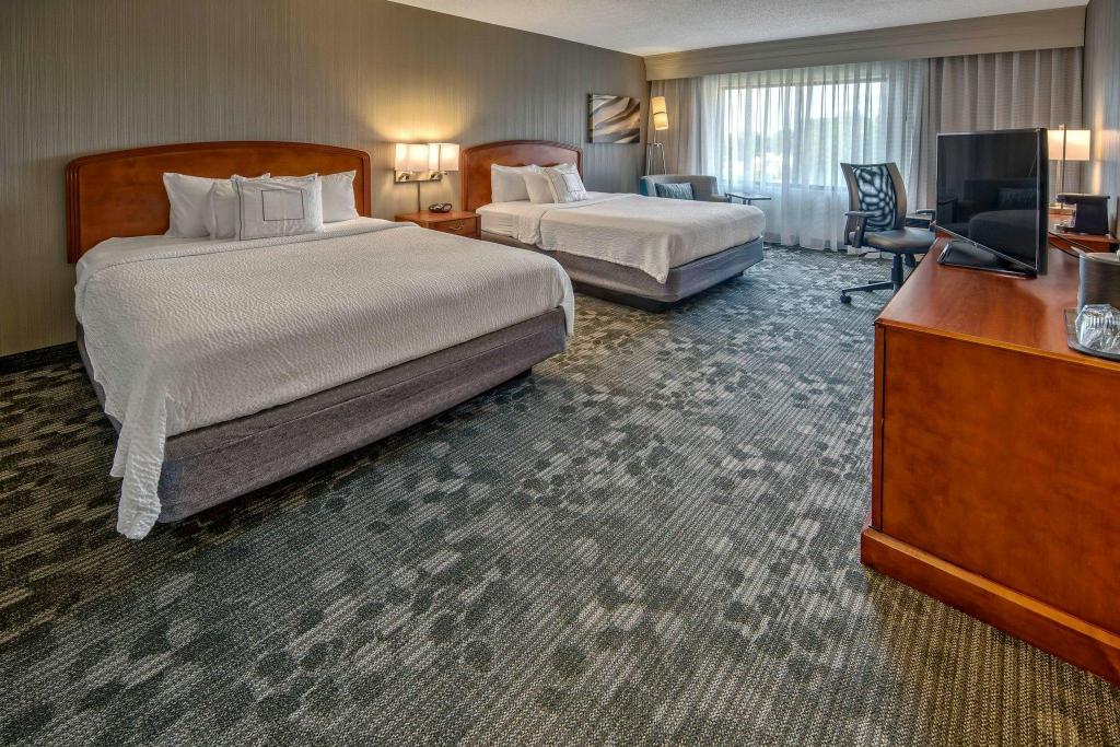 Room, 2 Queen Beds, Courtyard View, Bathtub, Accessible