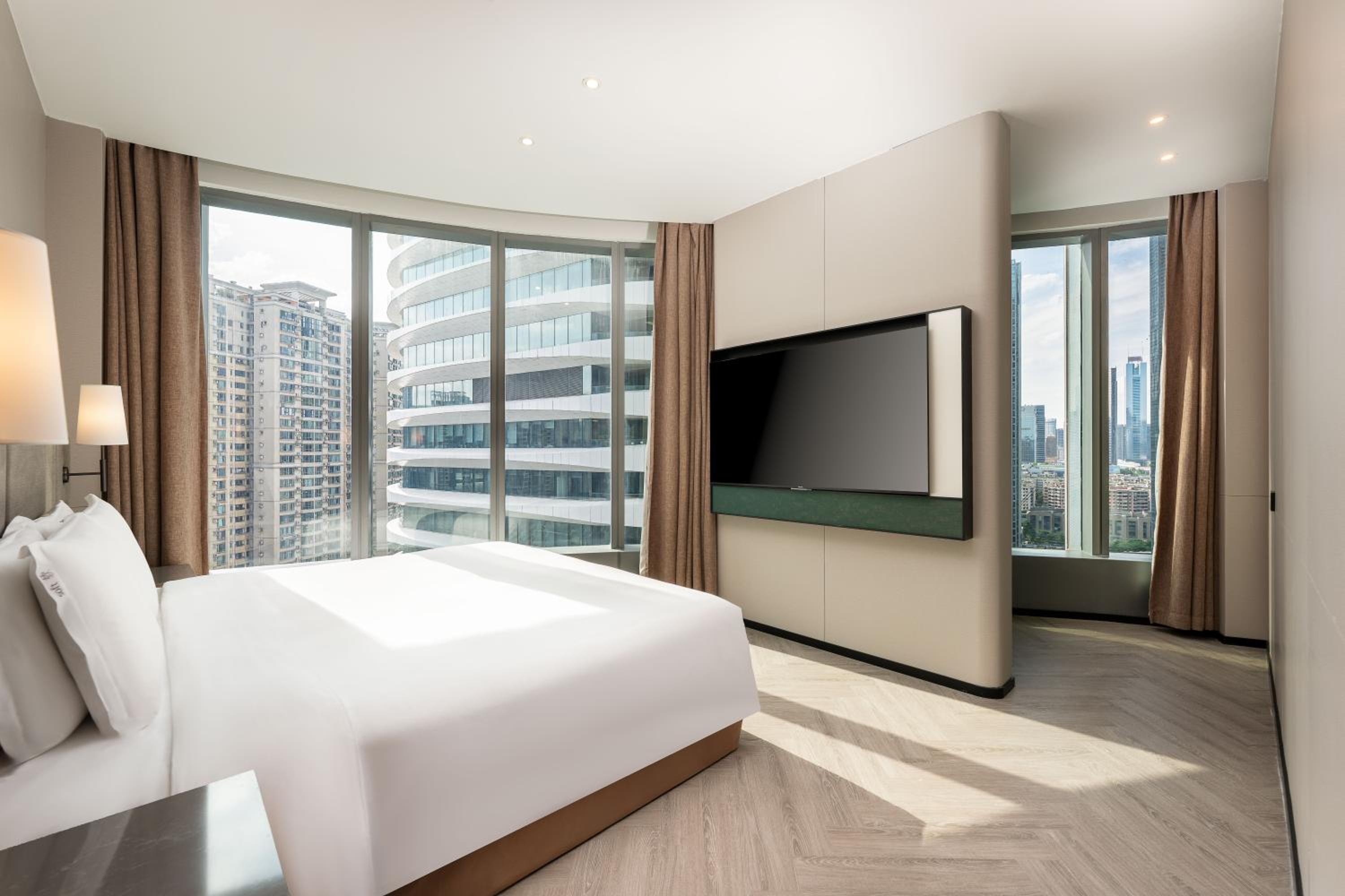 2 Bedrooms, Suite, King Bed