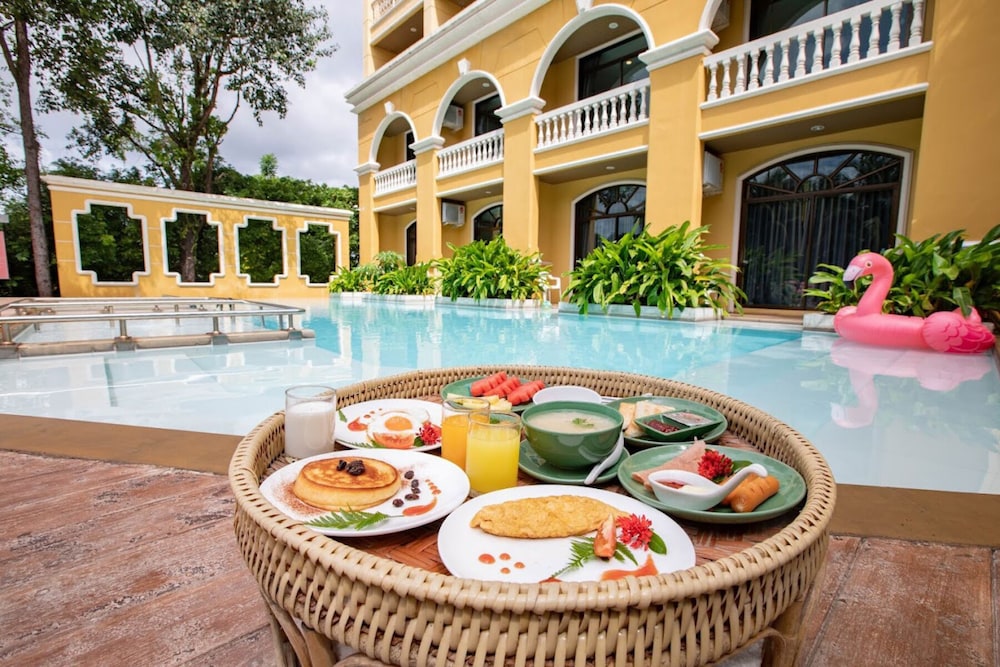 ROYAL PINEAPPLE HOTEL a welcome to wealth and good fortune 46/61