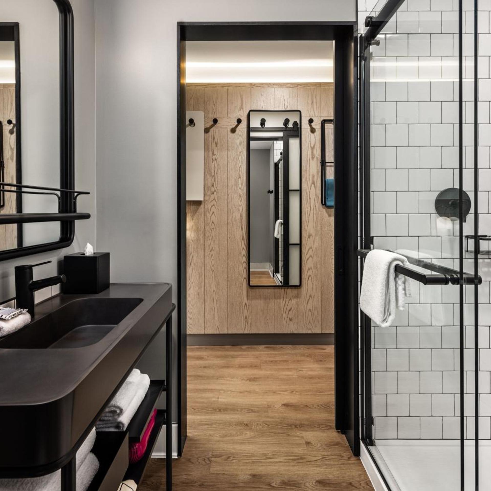 Room, King Bed, Bathtub, Accessible, Moxy Madison Downtown 2/2