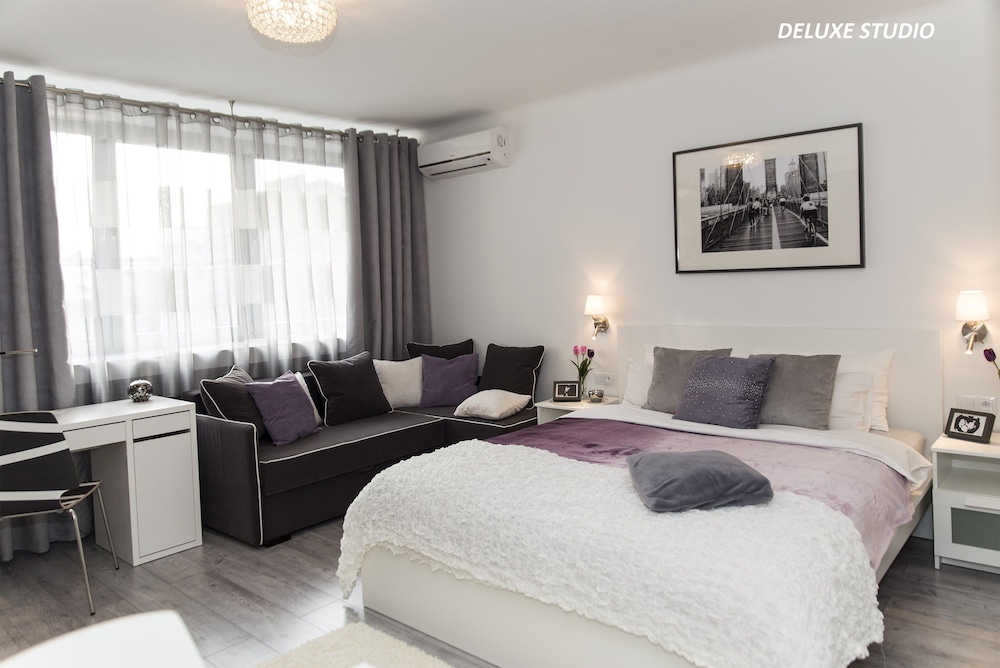 DELUXE, STUDIO