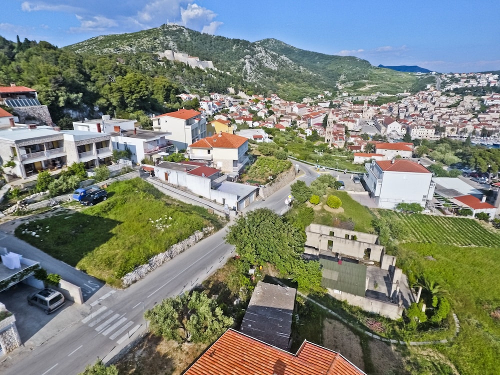 Violeta Hvar 65/72