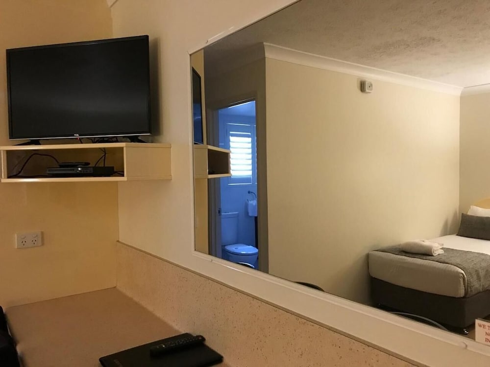 ROCKY GARDENS MOTOR INN 20/28